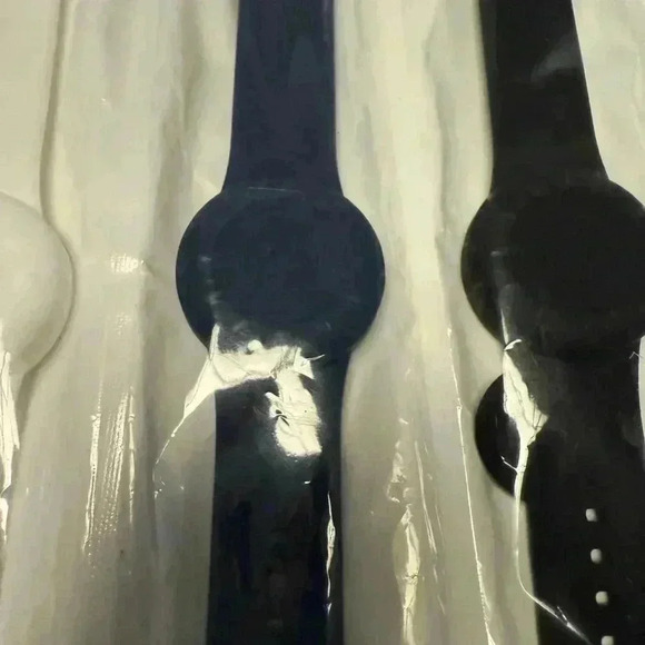 Waterproof AirTag Bracelet for Kids 4 pack soft silicone adjustable strap - Picture 5 of 8